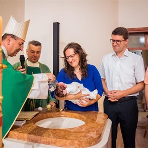 Biskup Šaško u Sesvetama krstio peto dijete u obitelji Cindrić